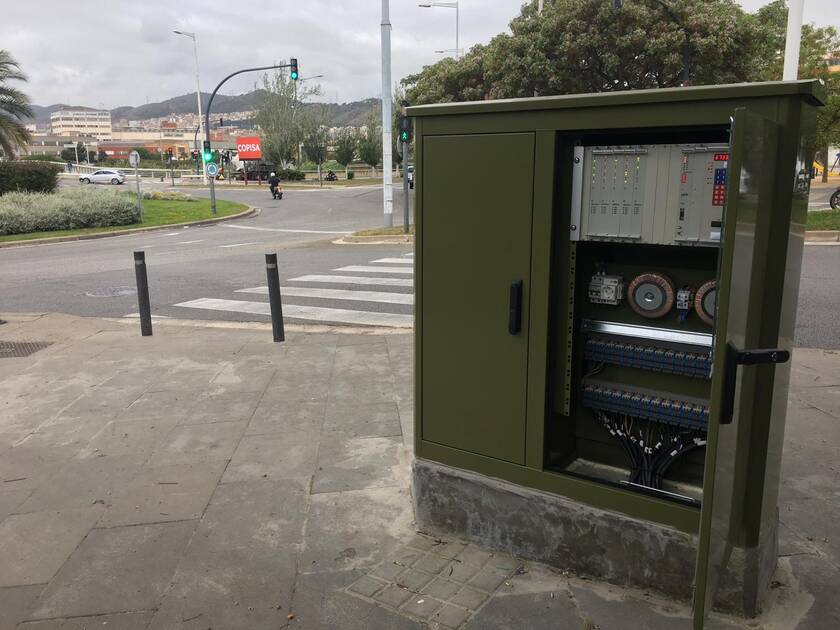Armario regulador ARS93 abierto en una intersección